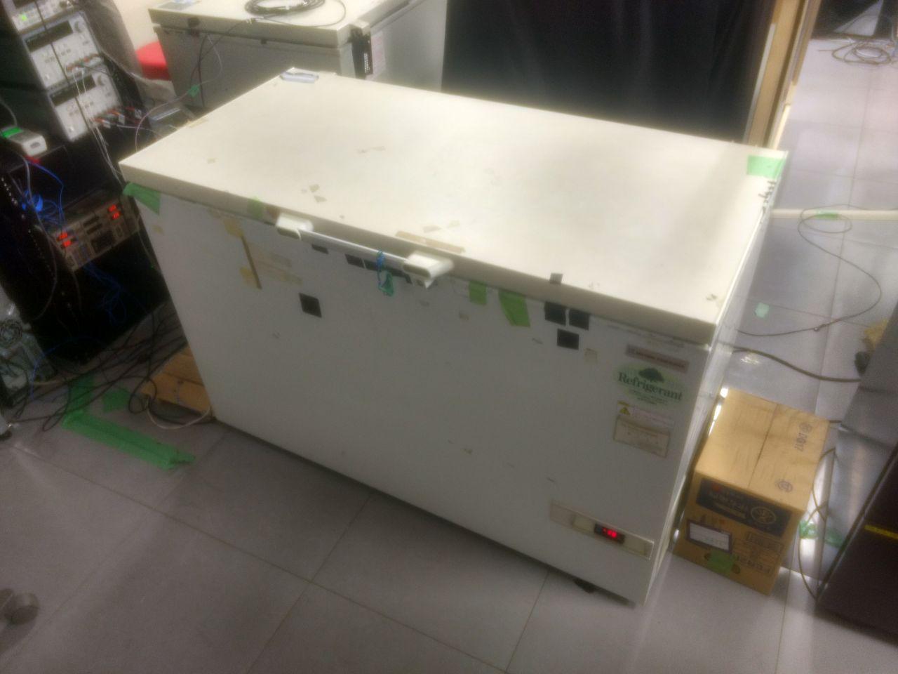 ../../_images/freezer_outside.jpg